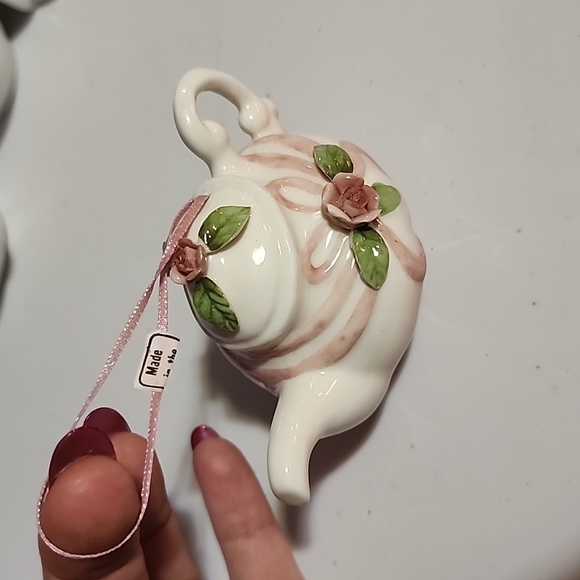 ASSORTMENT OF WHITE CERAMICS. - Picture 6 of 13